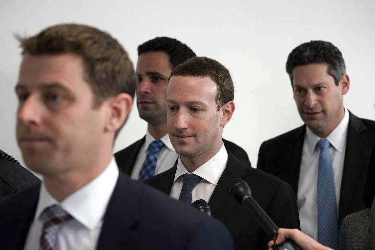 Mark Zuckerberg (centro) chega para reunião com o senador Bill Nelson no Capitólio, em Washington, nesta segunda (9)