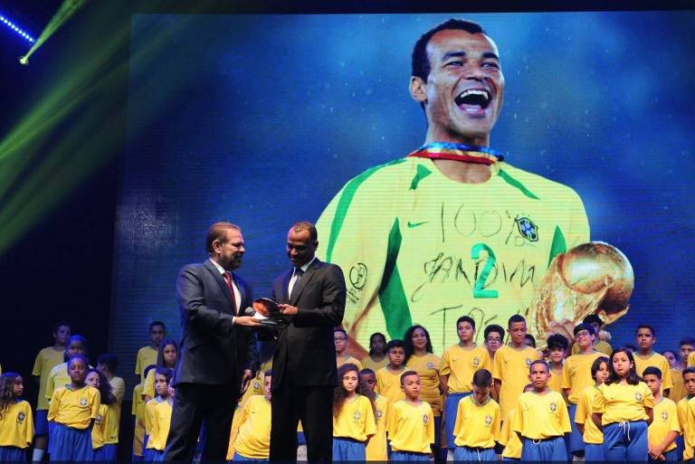 O pentacampeão mundial Cafu é homenageado na festa da Federação Paulista de Futebol