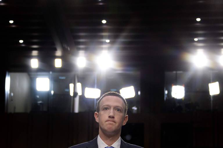 Mark Zuckerberg durante depoimento em comissão do Senado dos EUA nesta terça-feira (10). Ao fundo, luzes brilham