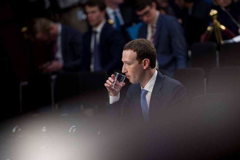 Mark Zuckerberg bebe água enquanto presta depoimento no Senado americano