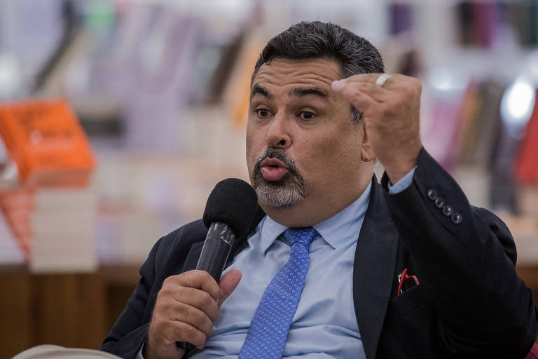 O promotor Roberto Livianu fala ao microfone, durante debate de lançamento do livro Corrupção, na livraria Cultura do shopping Iguatemi, em São Paulo
