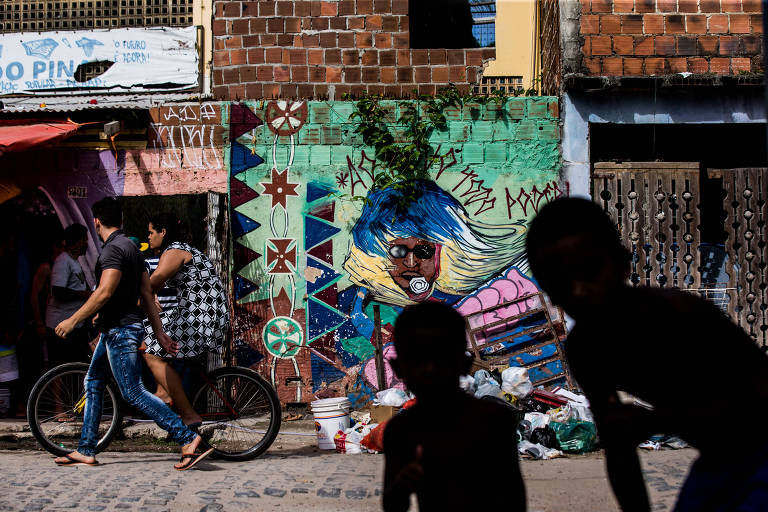 Crianças brincam em rua da comunidade do Bode, bairro de Pina, um dos mais violentos do Recife