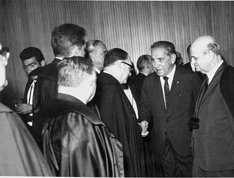 Costa e Silva cumprimenta o ministro Oswaldo Trigueiro na visita que fez ao STF em 1967, acompanhado pelo presidente do Tribunal, Luiz Gallotte