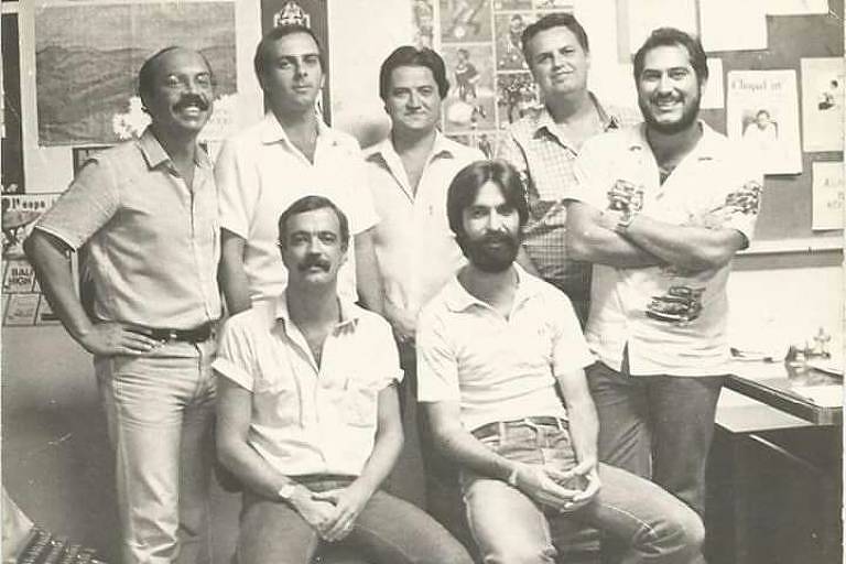 O time que cobria esportes na Tribuna de Santos, por volta de 1983. Pato era o quarto da esquerda para direita entre os de pé. O primeiro sentado é Sérgio Luiz Correa
