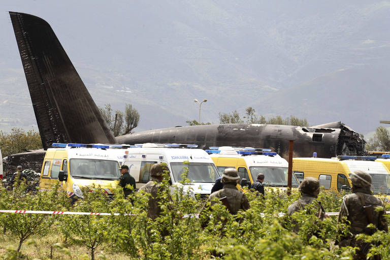 Soldados participam do resgate do aviÃ£o militar que caiu prÃ³ximo a Argel, capital argelina 