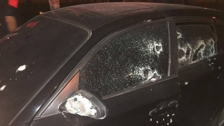 Foto mostra marcas de tiros em BMW onde policial foi assassinado no Rio