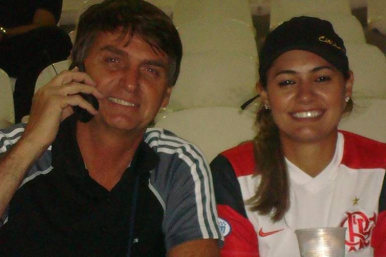 Michelle Bolsonaro e Jair Bolsonaro em jogo de futebol