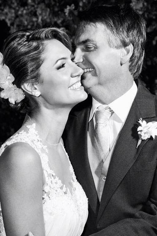 Michelle Bolsonaro e o candidato à Presidência Jair Bolsonaro se casaram num começo de noite, numa mansão de festas que tem vista do Rio de Janeiro até Teresópolis