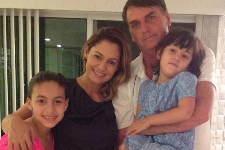 Michelle Bolsonaro chora ao falar de ataque à filha 