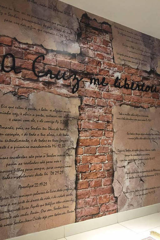 Na casa do casal Bolsonaro, que fica num condomínio de luxo na Barra da Tijuca, há em uma das paredes uma enorme ilustração de cruz, do rodapé ao teto, com os dizeres: A Cruz me Liberta, segundo uma amiga