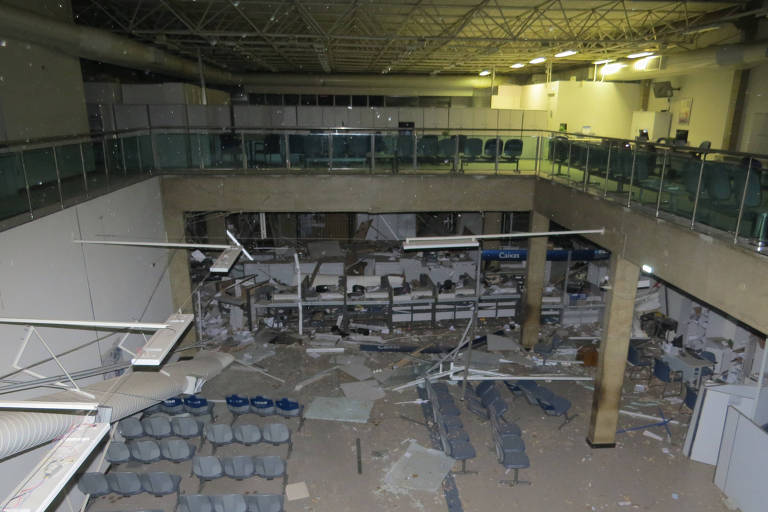 Interior de agência bancária destruída por uma quadrilha com ao menos 15 homens em Passos, em Minas Gerais