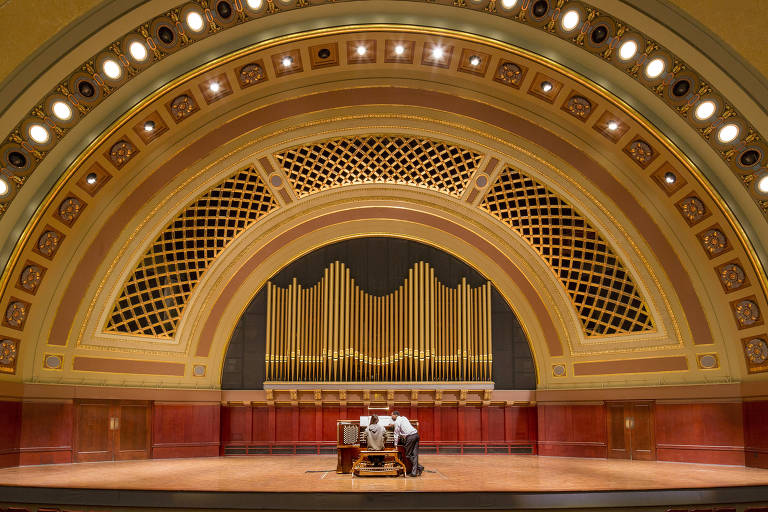 O Hill Auditorium, na Universidade de Michigan, projetado por Albert Kahn em 1913
