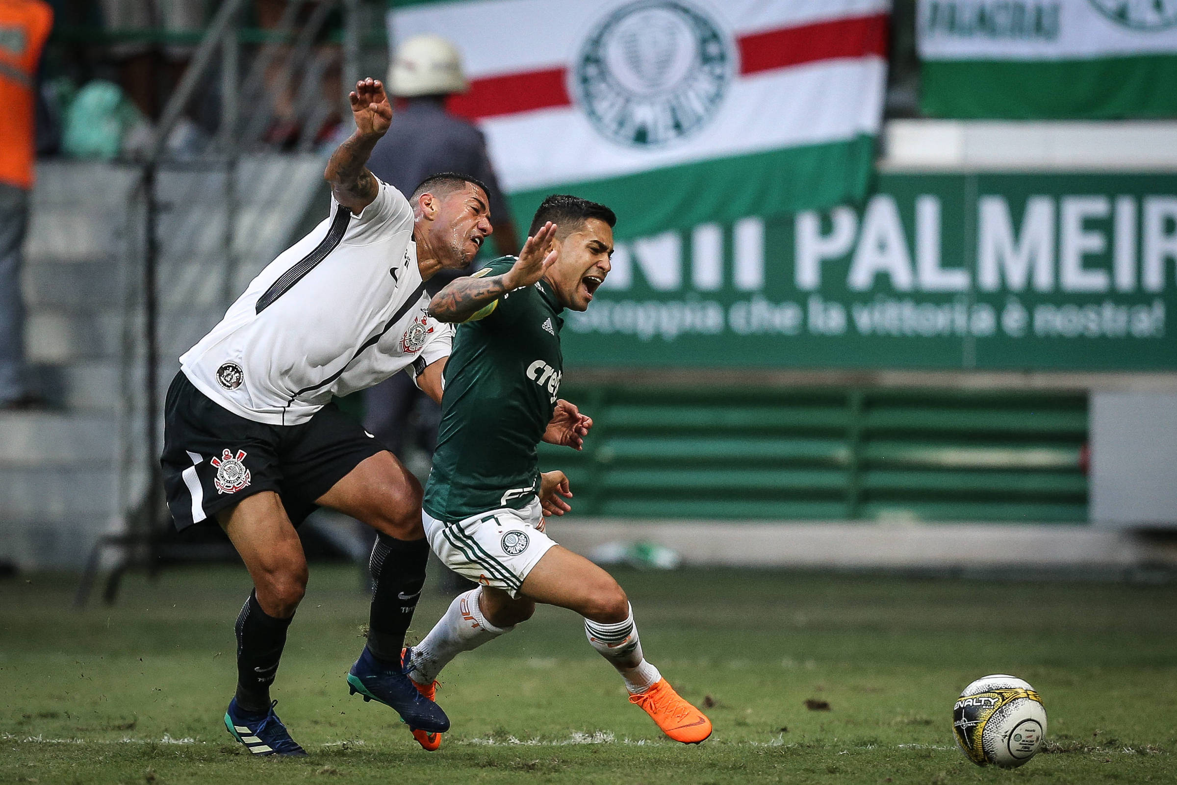 Ralf e Dudu dividem na área em lance que originou polêmica na final do  Paulista; veja fotos do lance - 09/05/2018 - Classico Corinthians Palmeiras  - Fotografia - Folha de S.Paulo