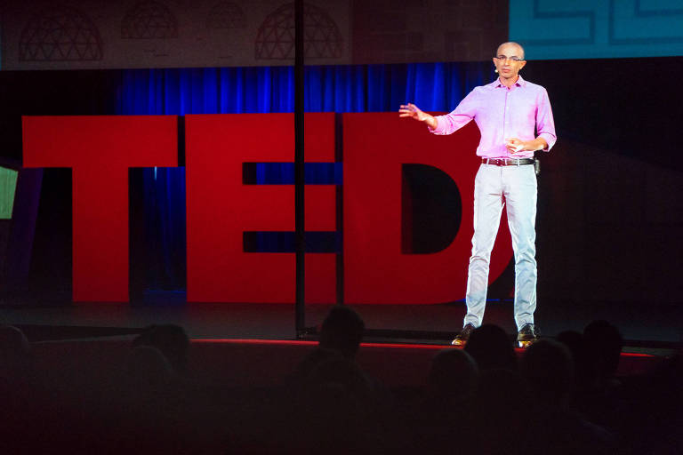 Yuval Noah Harari se apresenta por videoconferência no TED, que acontece em Vancouver, no Canadá