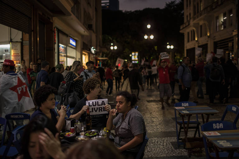 Manifestantes atravessam calçadão no centro de São Paulo, em protesto contra a prisão do ex-presidente Lula (PT)
