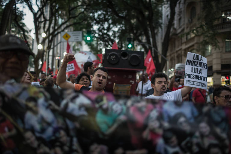 Manifestantes ao saírem da praça da Sé, em protesto defendendo o ex-presidente Lula (PT)