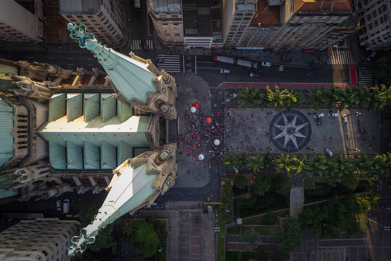 Protesto na praça da Sé em apoio ao ex-presidente Lula (PT) após a ordem de prisão expedida pelo juiz Sergio Moro