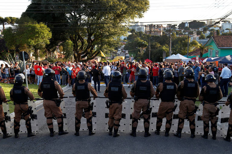 Polícia cerca área de manifestantes durante ato a favor de Lula em Curitiba 