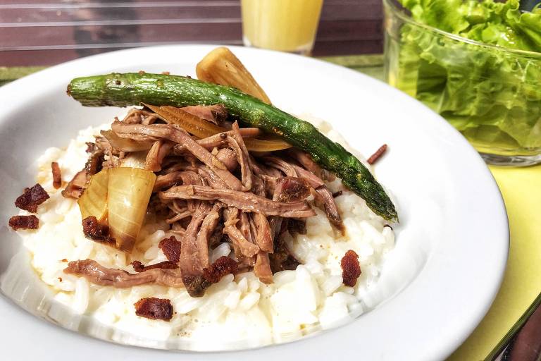 Arroz cremoso, carne assada, aspargo e crispy de bacon pode ser opção de almoço no Porú.