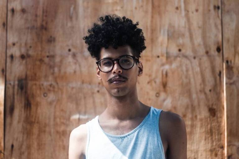 O cantor Giovani Cidreira olha para a câmera