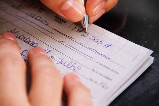 Folha de talão de cheque -  Taxa do cheque especial aumentou 4,7 pontos percentuais