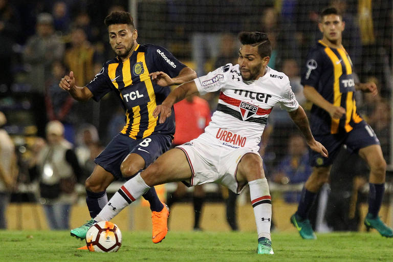 Petros, do São Paulo, protege a bola em partida contra o Rosário Central