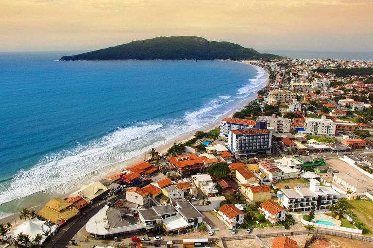 Vista aérea da praia dos Ingleses, em Florianópolis