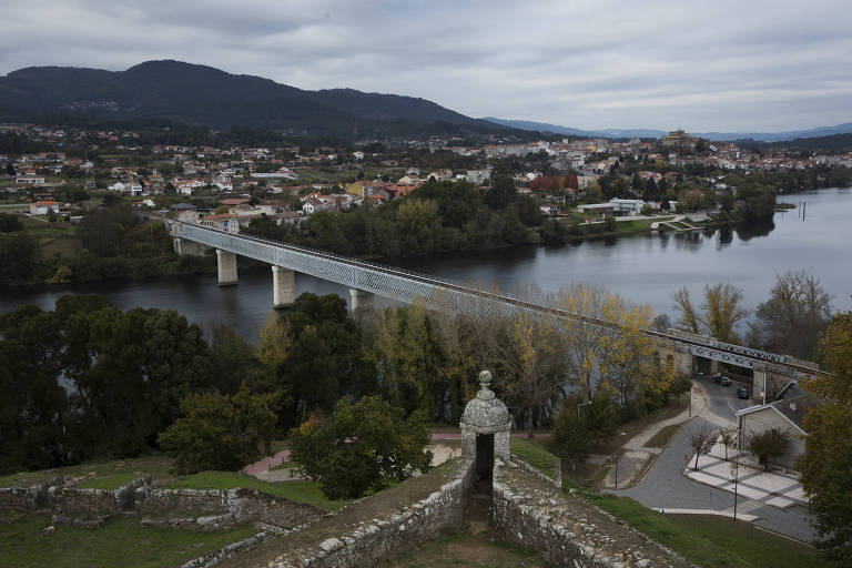 Ponte sobre o rio Minho que une Valença do Minho, em Portugal, a Tui, na Galícia, Espanha