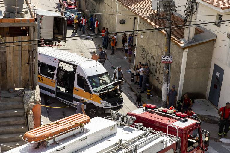 Van, que foi atingida por caminhão, em Carapicuíba; ao menos nove crianças dos 17 ocupantes do veículo ficaram feridas no acidente