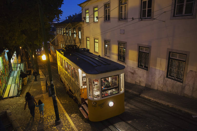 Ascensor da Calçada da Glória, que liga a Baixa ao Bairro Alto de Lisboa, em Portugal