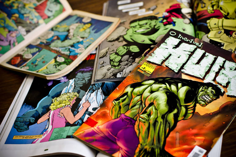 Várias revistas em quadrinhos espalhadas sobre uma mesa