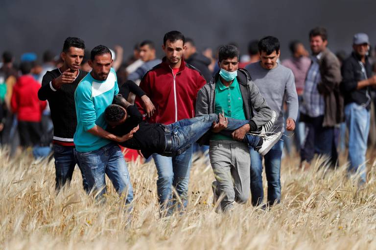 Palestinos retiram manifestante ferido durante protestos em Gaza