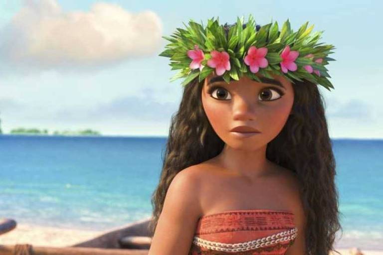 A personagem Moana está na praia com uma coroa de flores na cabeça