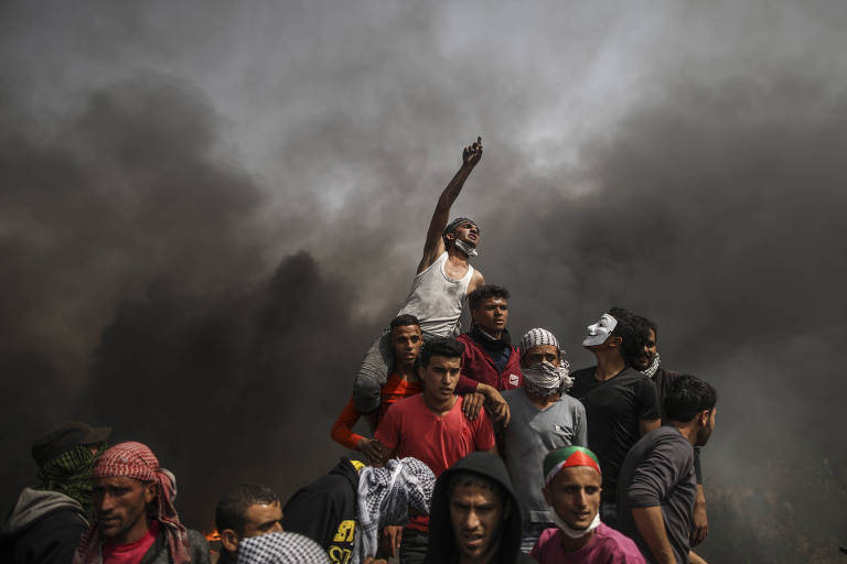 Manifestantes palestinos durante confronto com tropas do Exército de Israel em Gaza