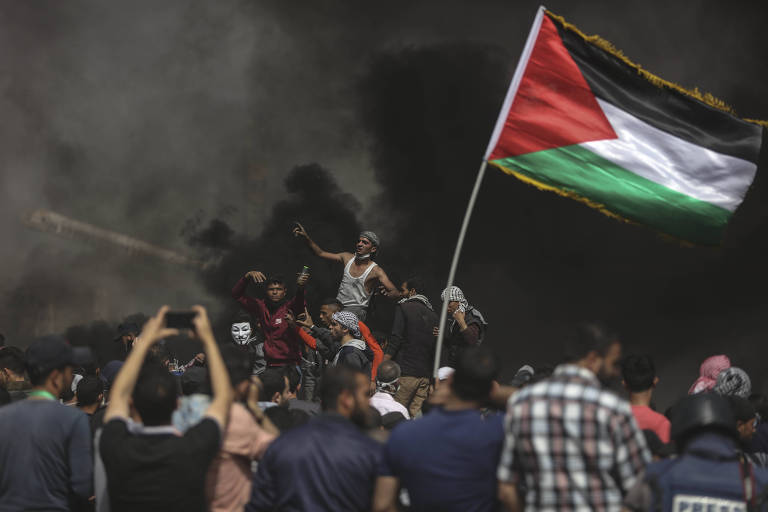 Manifestantes palestinos durante confronto com tropas do Exército de Israel em Gaza
