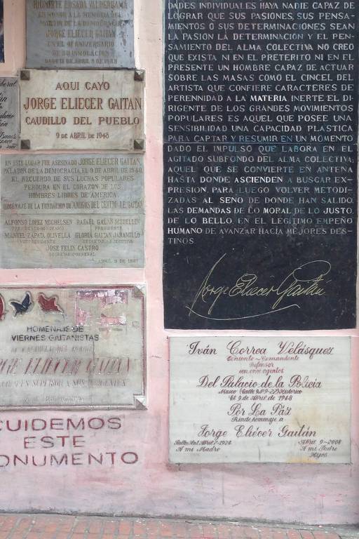 Cartazes em memória ao líder político Jorge Eliécer Gaitán, no local onde ele morreu, em Bogotá, na Colômbia, em 1948