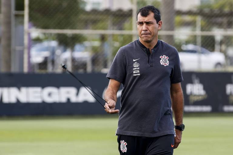 O técnico Fábio Carille anda em treino do Corinthians
