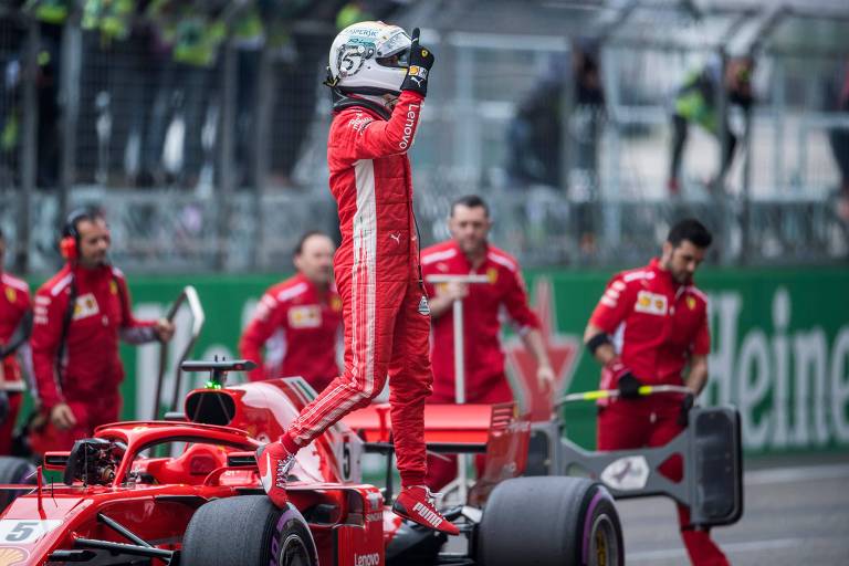 O alemão Sebastian Vettel, da Ferrari, comemora a pole position para o Grande Prêmio da China de Fórmula 1