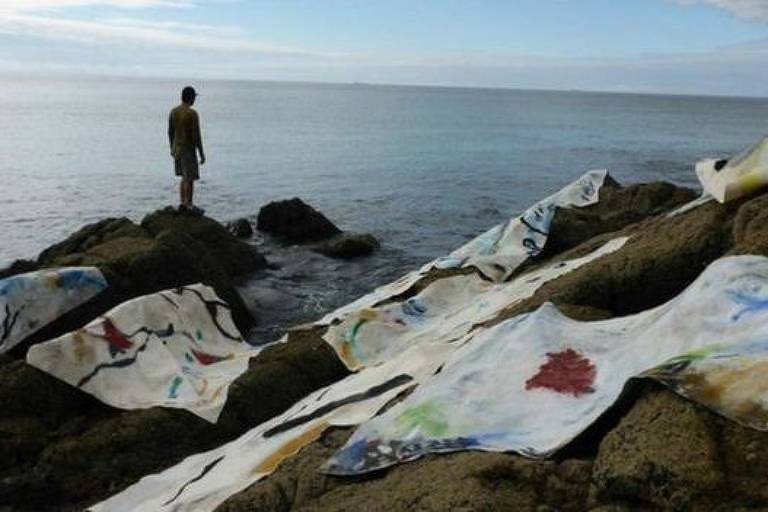 O pintor que cria suas obras dentro do oceano