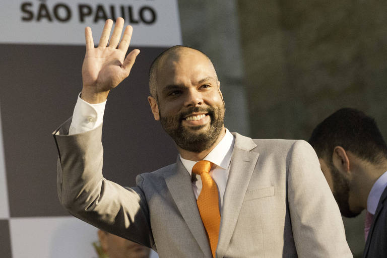 Foto mostra Bruno Covas usando gravata, item rejeitado por Doria, em seu primeiro pronunciamento como prefeito, na última segunda (9), na Prefeitura de São Paulo