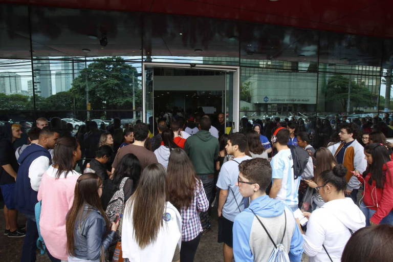 Estudantes aguardam para a prova do Enem na unidade Vergueiro da Unip.