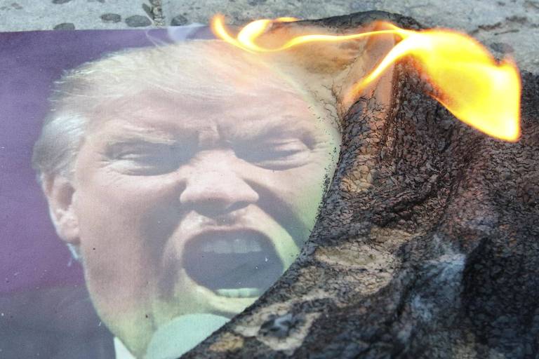 Trump aparece franzindo a testa e de boca aberta, como se estivesse gritando, no pôster, que aparece queimando