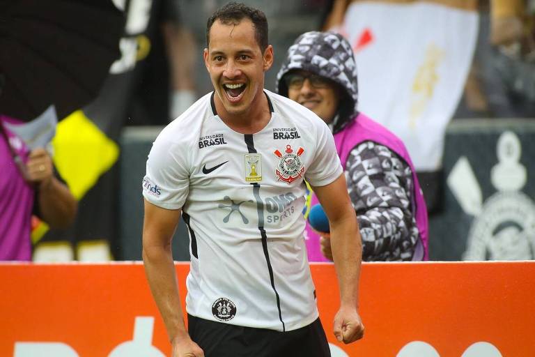 Rodriguinho comemora um de seus dois gols contra o Fluminense, na estreia da equipe no Brasileiro