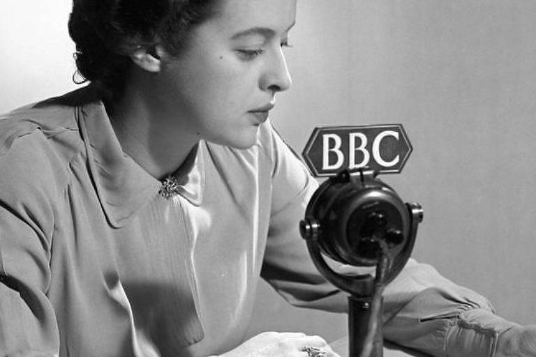 Antigamente, todas as transmissões da BBC eram lidas em RP, a pronúncia padrão da língua inglesa conhecida popularmente como 'o inglês da rainha'