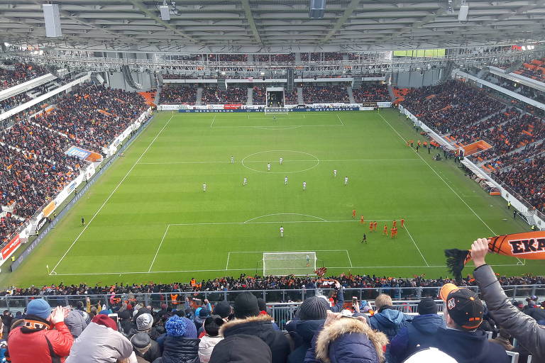 Visão que os torcedores têm da arquibancada provisória construída na Arena de Iekaterinburgo, que receberá jogos da Copa do Mundo de 2018, na Rússia