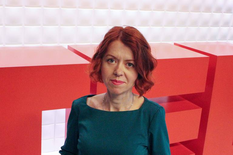 Yurkova aparece ao lado do símbolo da conferência TED em versão 3D e fundo branco