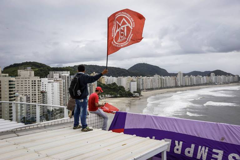 Sem-teto invadem tríplex em Guarujá em protesto contra prisão de Lula