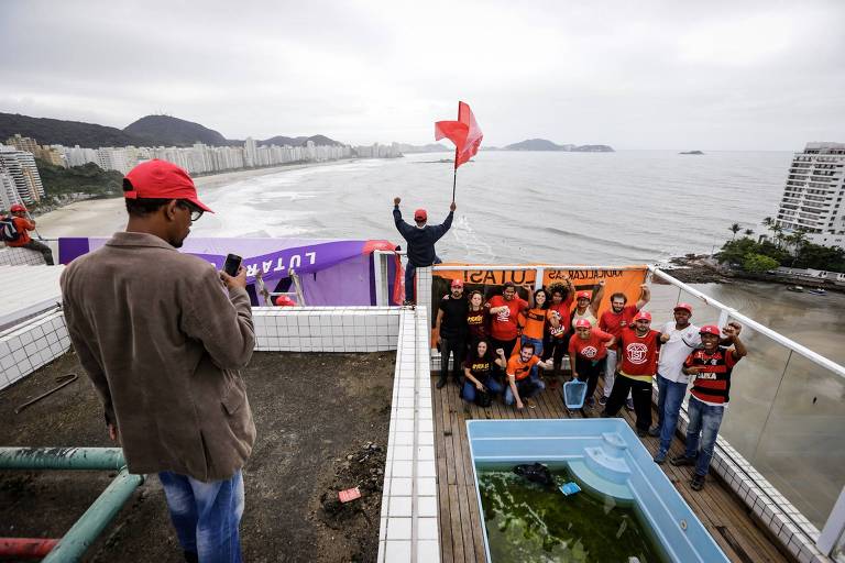 Sem-teto durante invasão do tríplex atribuído ao ex-presidente Lula no Guarujá, litoral paulista