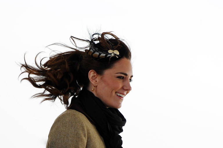 A duquesa de Cambridge, Kate Middleton, com cabelos esvoaçantes 
