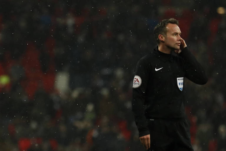 O árbitro Paul Tierney aguarda decisão do sistema de vídeo durante partida da Copa da Inglaterra entre Tottenham e Rochdale, no estádio de Wembley